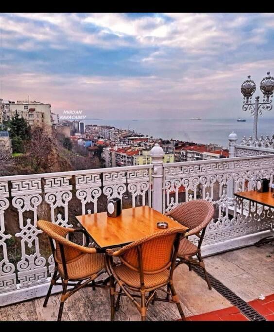 4-room, Warm House, Near The Sea, Next To The Historic Elevator * İzmir